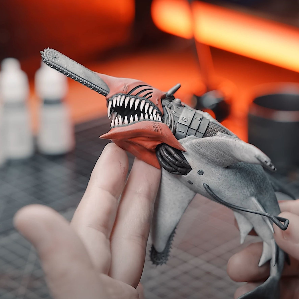 Chain Saw squalo cyborg  dipinto, bocca spalancata con denti e motosega laterale