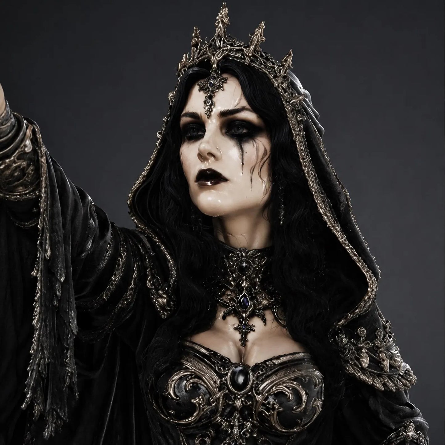 Dark Queen Candle Holder - Vista posteriore render nero con mantello drappeggiato e calice