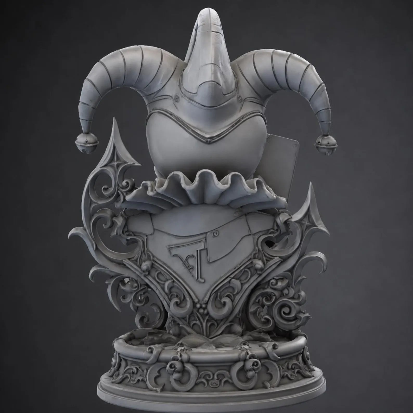 Dark Jester - Vista frontale busto con carta del Jolly e piedistallo picca